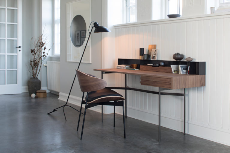 HARRI Barschrank Nußbaum MDF furniert und matt lackiert, Schubladen und