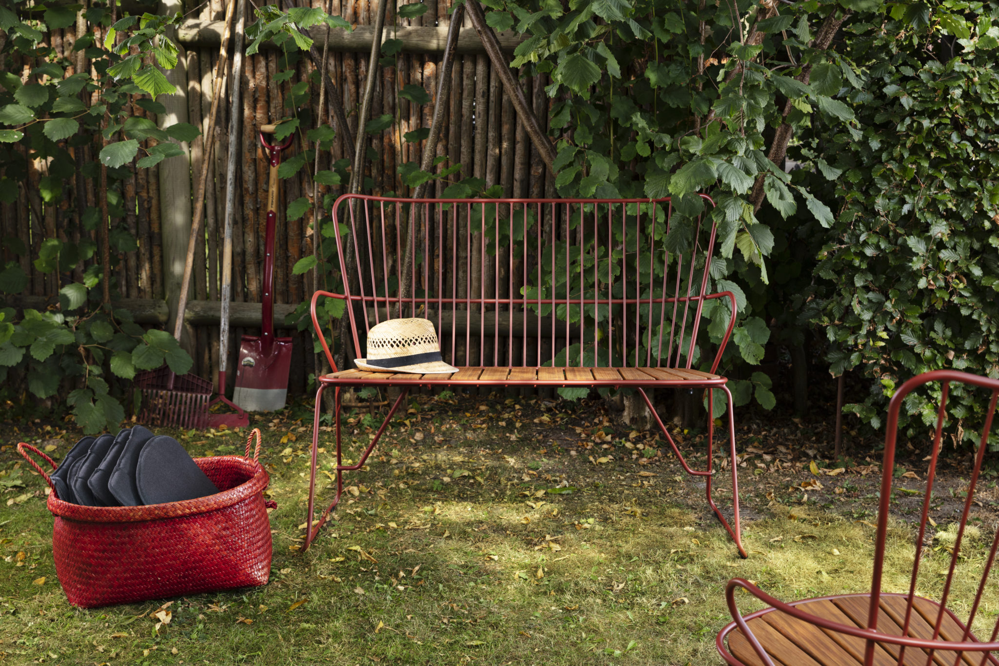 Passend zu den Stuhl, bietet der EYELET TRAY TABLE von HOUE eine