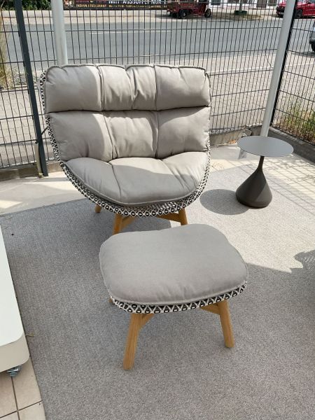 Mbrace Wing Chair mit Hocker von Dedon