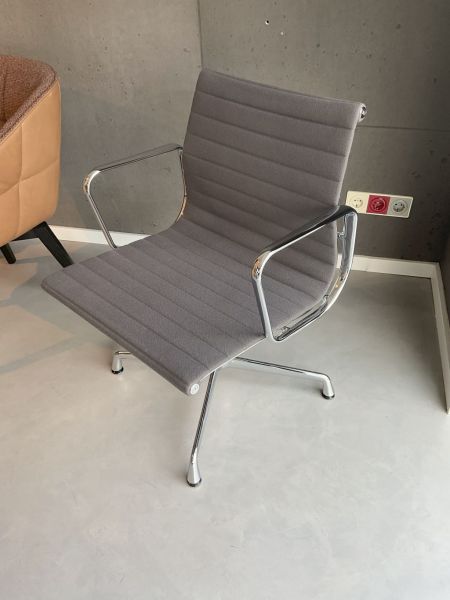 Aluminium Chair EA 107 von Vitra mit Armlehnen