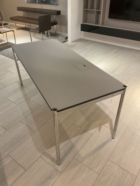 USM Schreibtisch der Firma USM Haller
